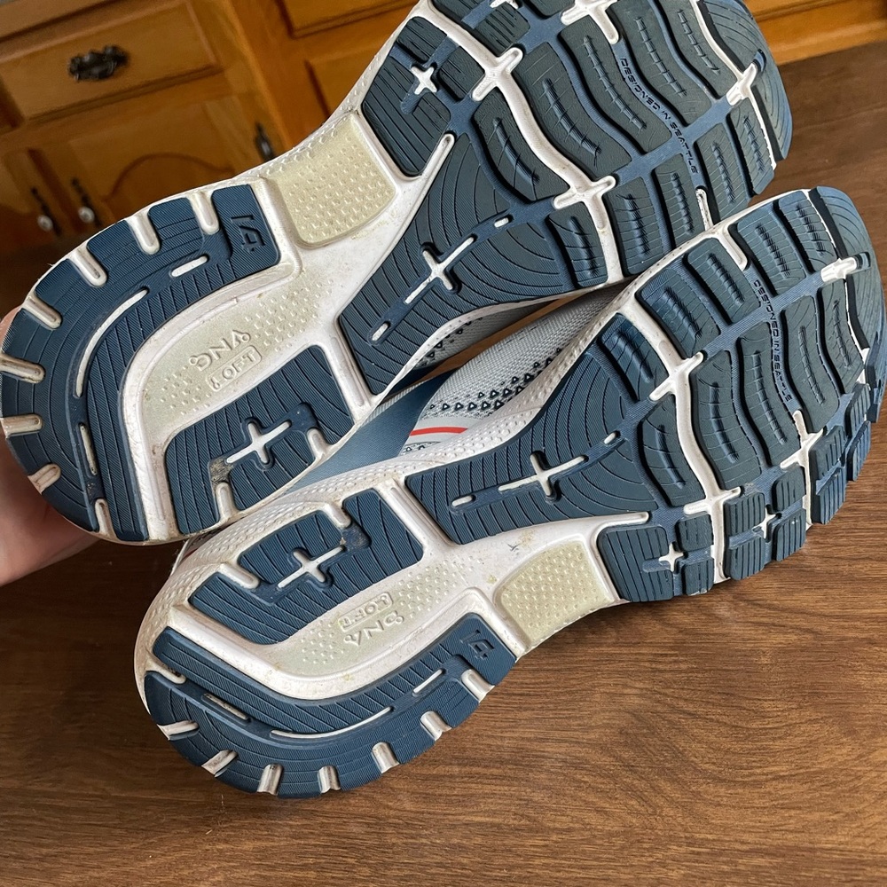 Brooks Men’s Ghost 14 Athletic Shoes! Size 10.5 D! Great condition!